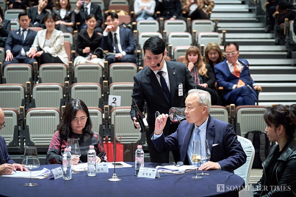 제20회 한국 국가대표 소믈리에 경기대회 결선에서 우승자 허수현 소믈리에가 대회를 치르고 있는 모습