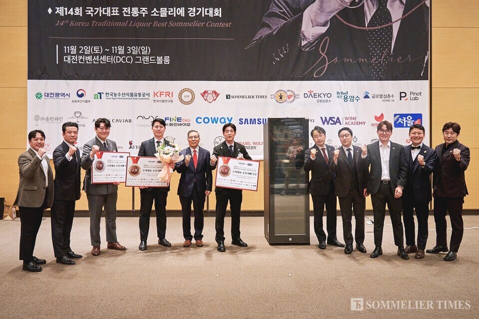 2024 제20회 한국 국가대표 소믈리에 경기대회 국가대표 부문 수상자들과 전 현직 국가대표 소믈리에들(고동연 소믈리에, 정하봉 소믈리에, 이정훈 소믈리에, 안중민 소믈리에, 조현철 소믈리에, 김주용 소믈리에, 노태정 소믈리에)