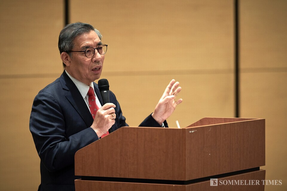 (사)한국국제소믈리에협회 협회장 고재윤 경희대 고황명예교수가 경기대회 소감을 전하고 있다.