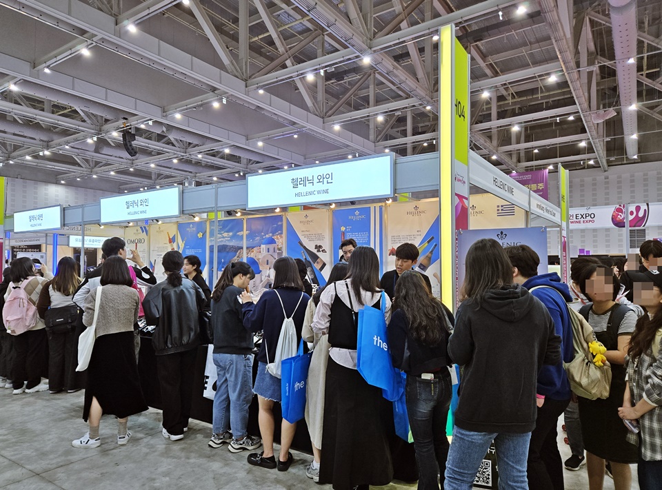 그리스 와인 수입사 헬레닉 와인 부스에 많은 인파가 몰렸다 (사진 = 도윤 기자)