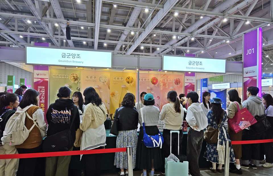 전북 고창에서 자란 생화를 직접 수확하여 만든 지역 특산주, 금군양조 부스 (사진 = 도윤 기자)