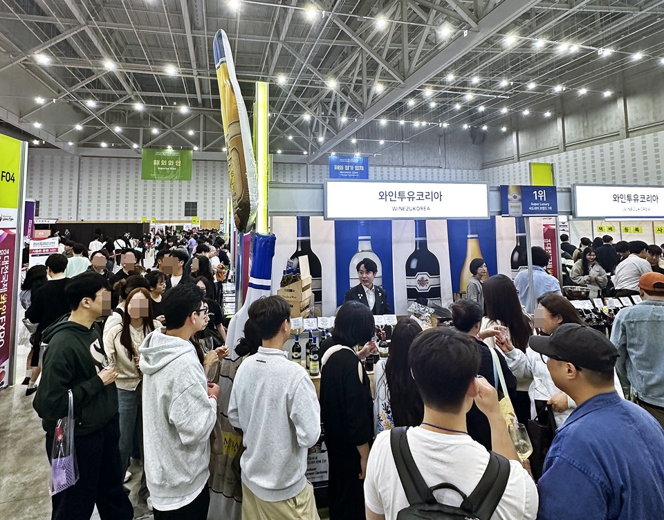 미국 부티크와인 전문 수입사 와인투유 코리아 부스에 엄청난 인파가 몰려들었다, 부스에는 미국 와인브랜드 롬바우어의 한국 앰버서더이자 SG 다인힐 엄신길 총괄 소믈리에가 와인을 소개하고 있다 (사진 = 도윤 기자)