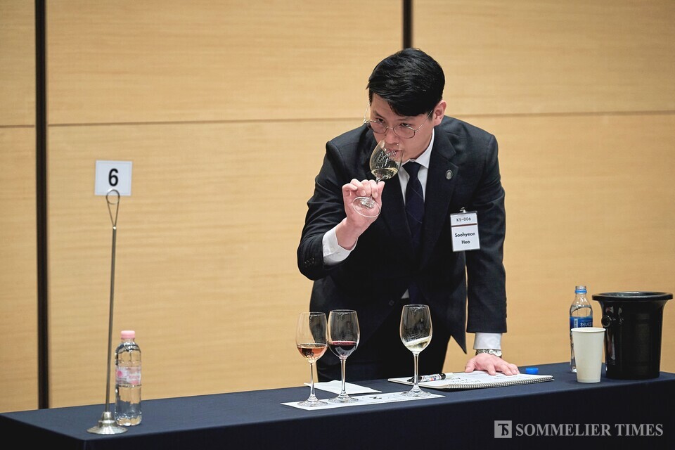 허수현 소믈리에가 포르투갈 와인 4종 블라인드 테이스팅을 진행하고 있다.