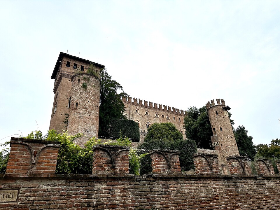 가비아노 성. 제노바 거부 카타네오 아도르노 주스티니아니 가문의 피에몬테주 거주지다. 하층부는 피에몬테 2대 희소와인 양조시설, 상층은 패밀리 소장 올빈 뱅크로 활용되고 있다