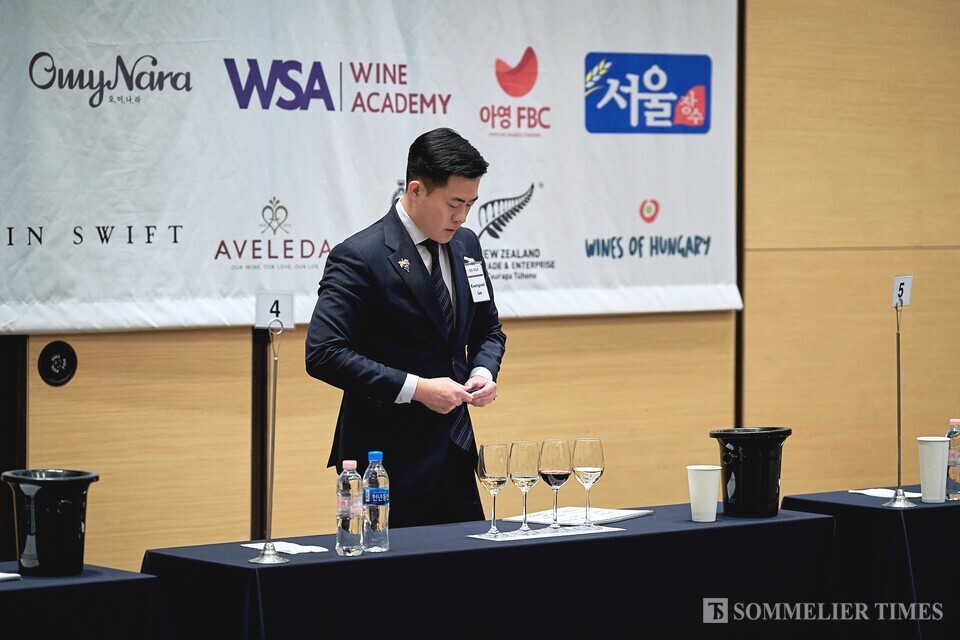 이광열 소믈리에가 헝가리 와인 소믈리에 대회를 치르고 있다.