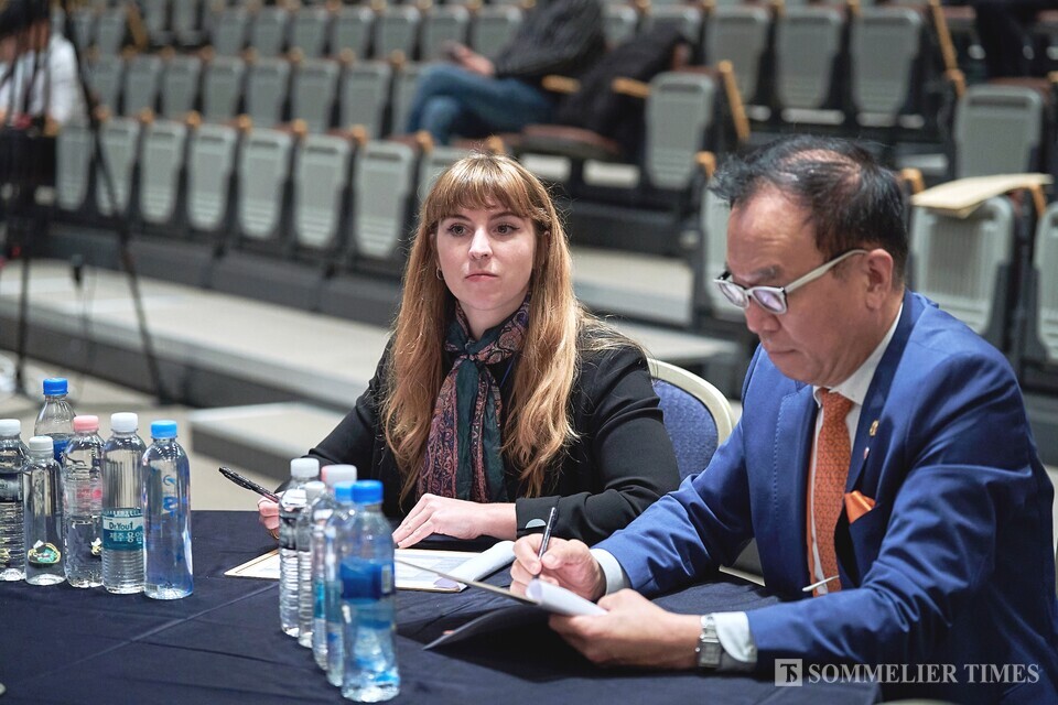 헝가리 와인 마케팅 에이전시의 니콜레트 가라이(Nikolett Garai)와 박찬준 동유럽와인연구소장이 심사를 하고 있다.