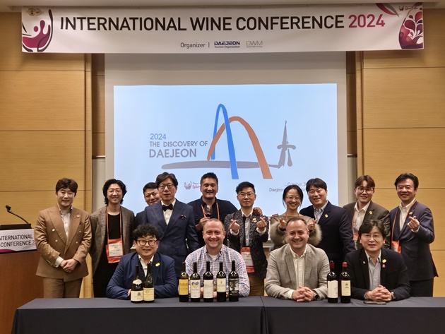 앞열에는 비니더스코리아의 전재완 대표(왼쪽)와 아베크와인의 최태호 대표(오른쪽)가 몰도바의 참관인들과 함께 앉아 있고, 뒷열에는 노태정 소믈리에(가장 왼쪽)와 9명의 심사위원들이 서있다.