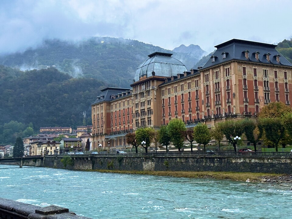 20회 품평회 유치 도시인 산 펠레그리노 마을 중심가에 자리잡은 그랑 호텔. 리버티 양식으로 단장한 호텔 개장식 때는 마르게리타 사보이 왕국 여왕이 참석했다