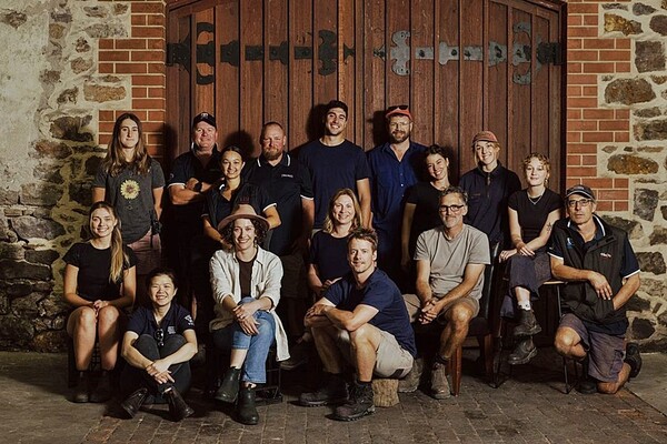 현재 위라 위라(Wirra Wirra)는 펜폴즈(Penfolds)에서 수석 와인메이커로 활동한 엠마 우드(Emma Wood)가 수석 메이커를 책임지고 있다