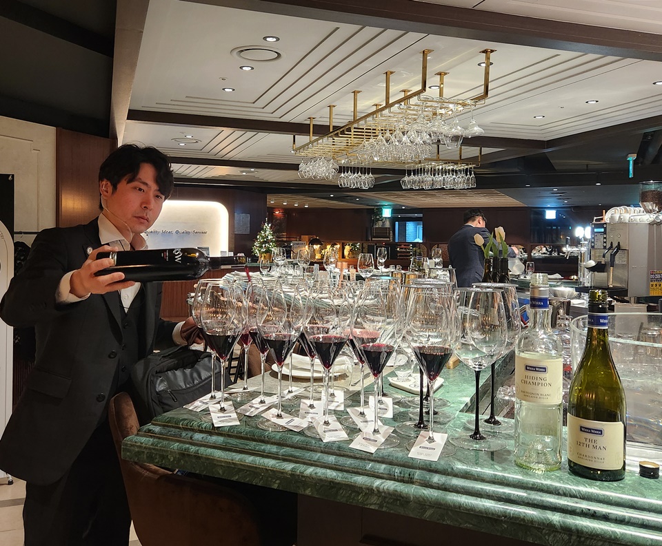 SG 그룹 다인힐의 총괄 소믈리에이자 위라 위라(WIRRA WIRRA) 갈라디너의 서비스와 동시통역을 맡은 엄신길 소믈리에