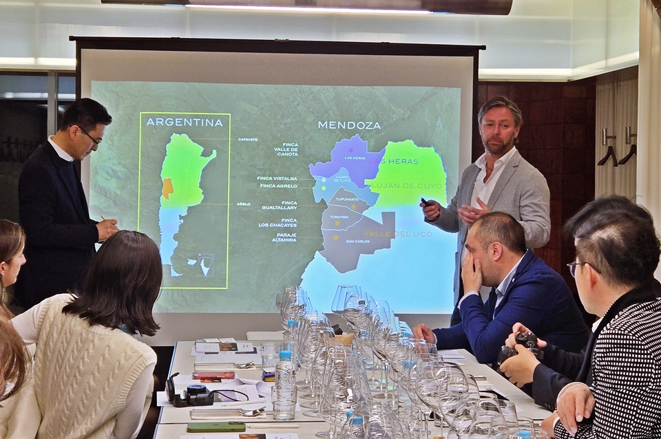 나라셀라가 아르헨티나 프리미엄 와인 브랜드 '카이켄(Kaiken)'의 New 아이콘 와인 '볼더(Boulder)' 출시를 기념하여 헤드 와인메이커 구스타브 오르만(Gustavo Horman)과 함께 언론사 및 전문 미디어를 초청하여 특별 기자 간담회를 개최했다