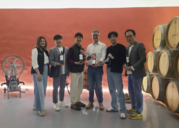 실바노 가르시아 후미야와인협회 회장이 운영하는 보데가스 실바노 가르시아(Bodegas Silvano Garcia)에서. 오른쪽에서 세 번째가 실바노 가르시아 회장.