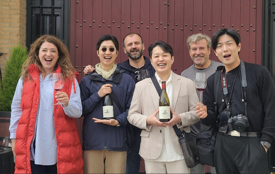 보데가스 까사 까스띠요(Bodegas Casa Castillo)에서. 맨 왼쪽이 에스터 곤잘레스.