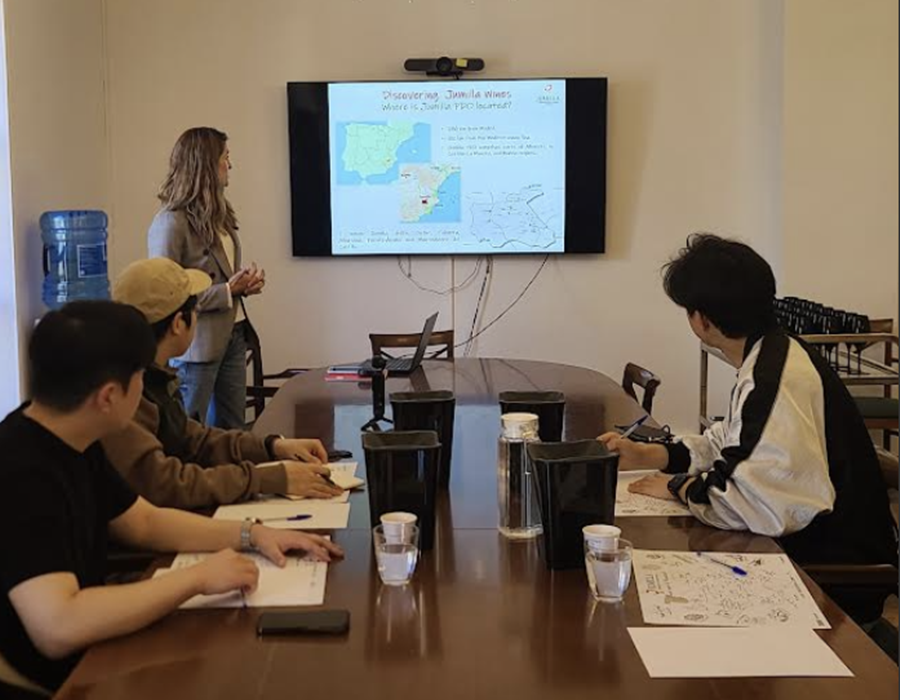 후미야와인협회 사무실에서 후미야 와인에 대한 간단한 세미나가 열리는 모습