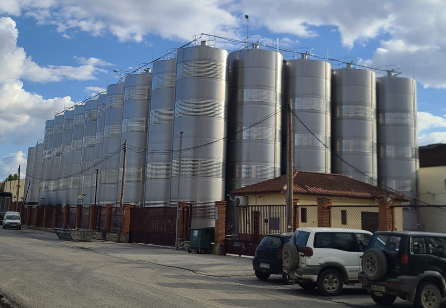 보데가스 산 디오니시오의 야외에 있는 스테인레스 스틸 탱크들