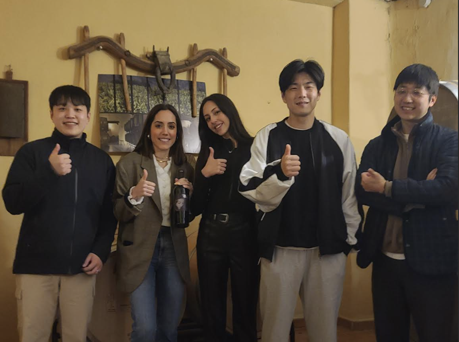 보데가스 세니셀 오너의 두 딸과 함께 포즈를 취하고 있는 국가대표 소믈리에들.