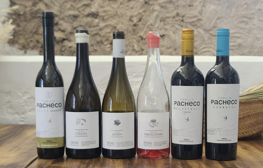 비냐 엘레나의 와인은 이 와이너리에서 운영하는 그리스 산토리니 분위기를 풍기는 멋진 레스토랑에서 와이너리 오너와 함께 점심 식사를 하면서 시음했다.