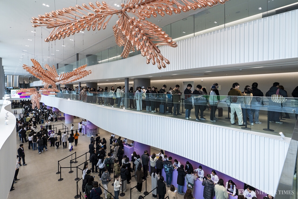 22일까지 코엑스마곡에서 열리는 컬리푸드페스타 2024 입장을 기다리는 방문객들 (사진=김병수 기자)