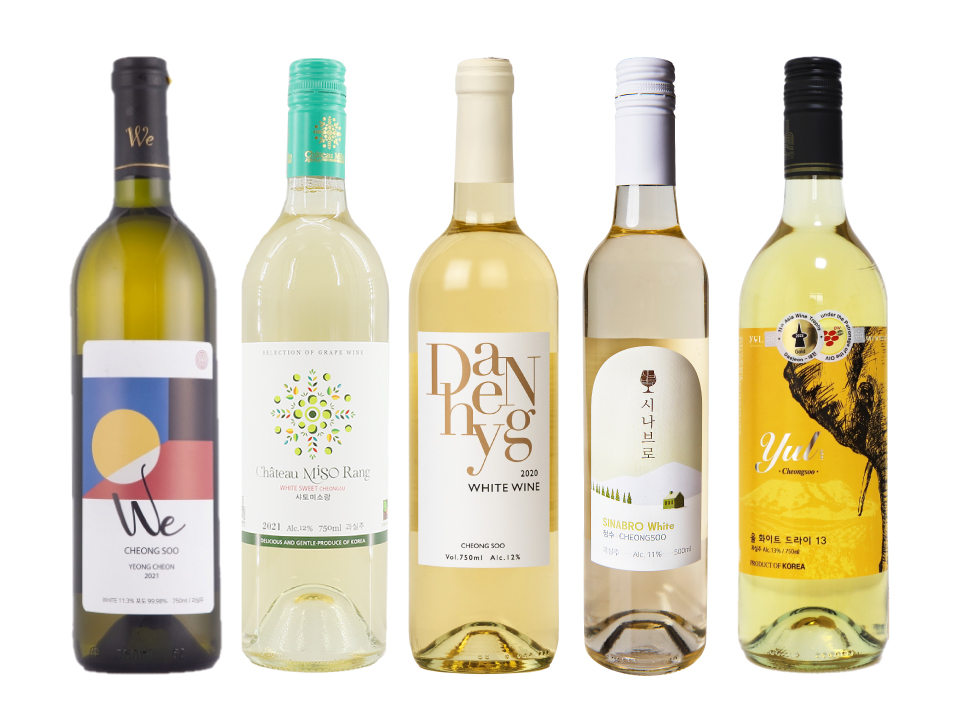 베를린와인트로피 2024 하계 테이스팅 금상을 받은 한국와인 5종, 왼쪽부터 위 화이트 2021, 샤토미소랑 2021, 대향 청수 화이트 2023, 시나브로 청수 화이트 2023, 율 화이트 드라이 13