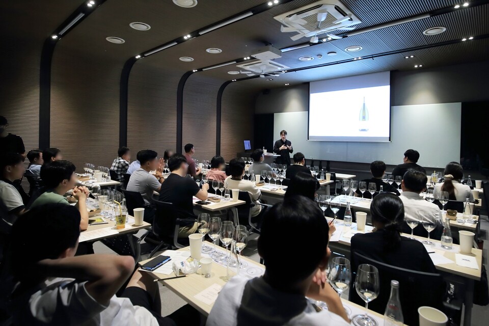 유로까브 VIP를 대상으로 WSA와인아카데미에서 프랑스 부르고뉴 지역 샤르도네 & 피노 누아 및 샴페인 와인 클래스 진행되었다.