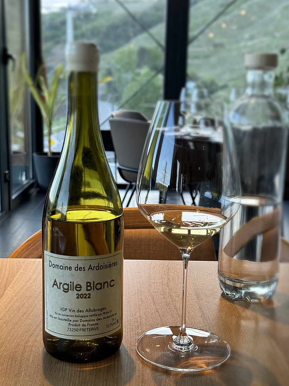 도멘 데 아르두아지에 아흐질 블랑(Domaine des Ardoisières Argil Blanc) 2022, 오크 숙성을 하지 않아 사부아 지역의 떼루아와 품종 특성이 자연스럽게 드러난 와인이다 (사진=도윤 기자)