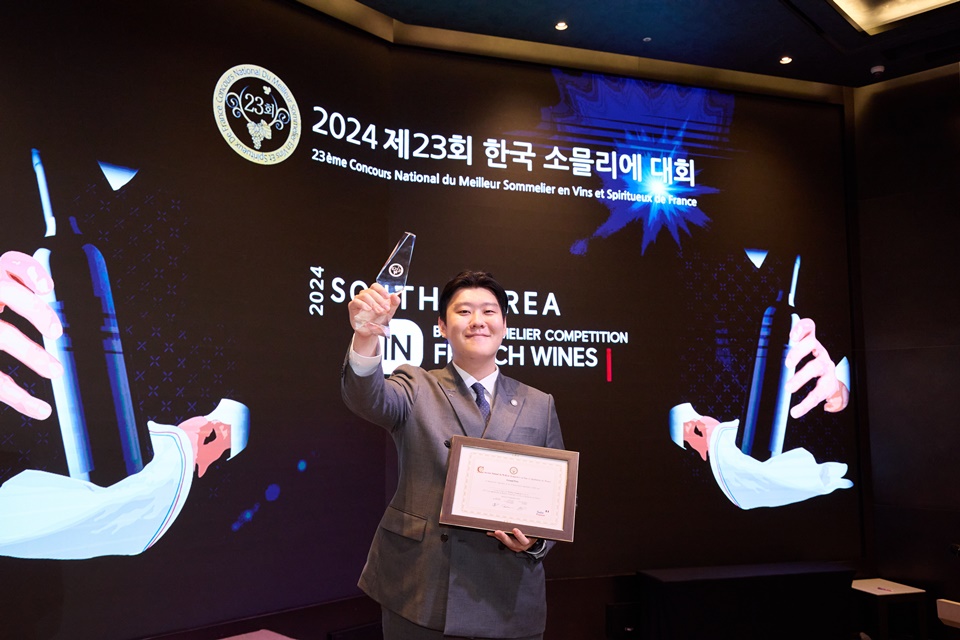 제23회 한국 소믈리에 대회 우승자로 발표된 정식당 김민준 헤드 소믈리에 (사진=홉스코치 시즌 코리아)
