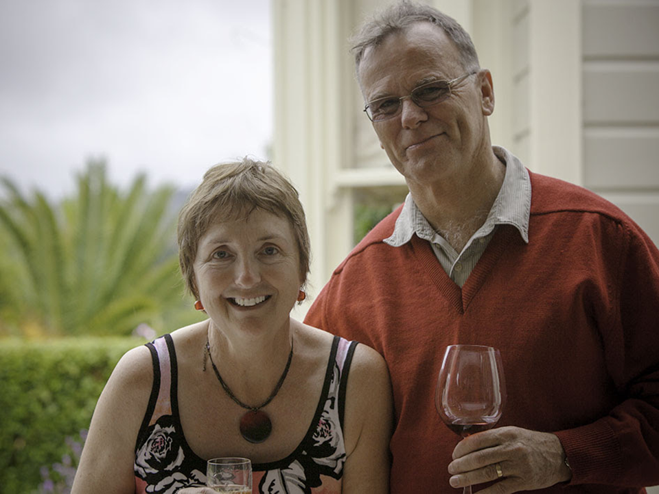 케빈(Kevin)·사라 조이스(Sara Joyce) 부부 (사진 출처: https://restaurantandcafe.co.nz/new-growth-strategy-for-toi-toi-wine)