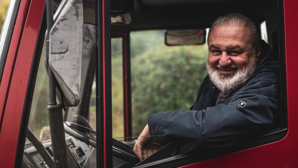 마테오 아스케리- 슬로푸드의 본산지 브라에서 활동하는 유일한 바롤로 생산자이며 바롤로 경계 밖에서 라이브를 펼치고 있는 언플러그드 맨이다. 현란한 기계음이 배제되면 가수의 가창력이 드러나듯 와인에서 인공적인 요소를 떼어 내면 자연음성을 낸다고 믿는다