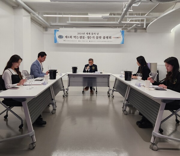 제8회 ‘세계 물의 날’ 먹는샘물·정수기 물맛 품평회 심사모습 (사진=한국국제소믈리에협회)