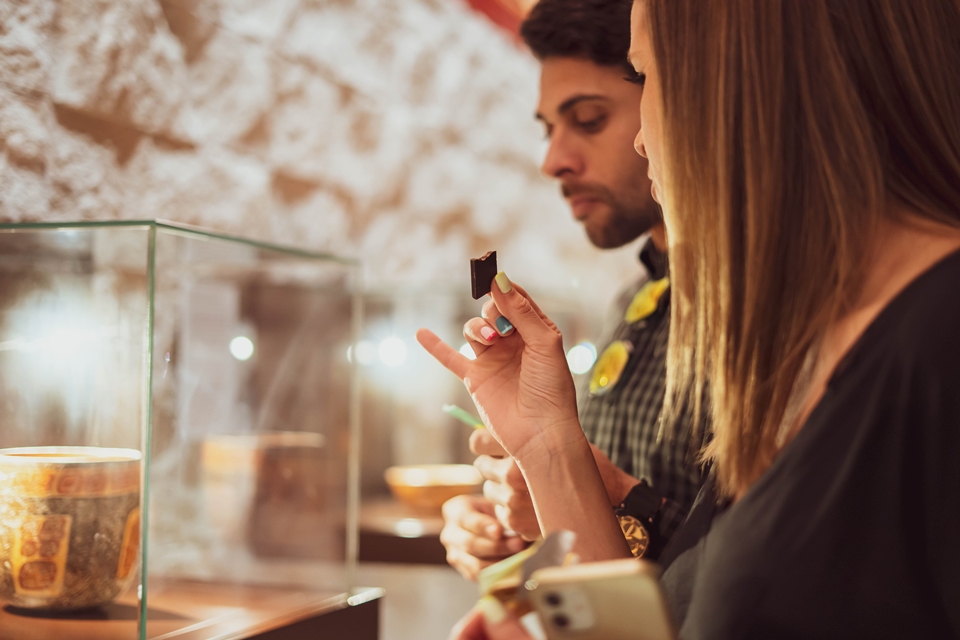 초콜릿 시식중인 연인들 (사진=포르투 복합문화지구 WOW)