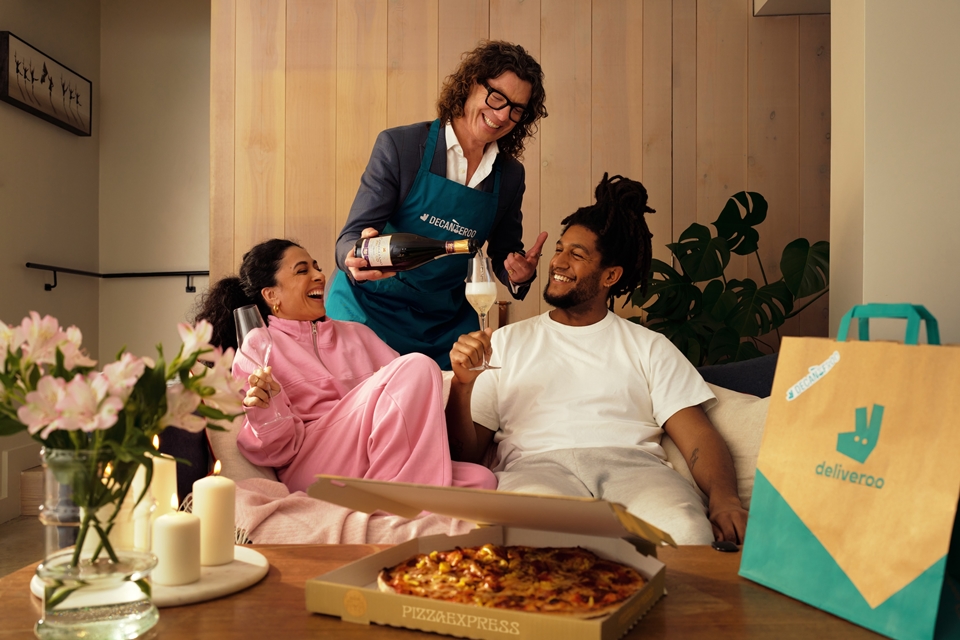 유명 틱톡커이자 와인 전문가 톰 길비(Tom Gilbey)가 발렌타인데이를 맞아 딜리버루와 함께 특별한 소믈리에 페어링 이벤트를 제공한다. (사진=Deliveroo)