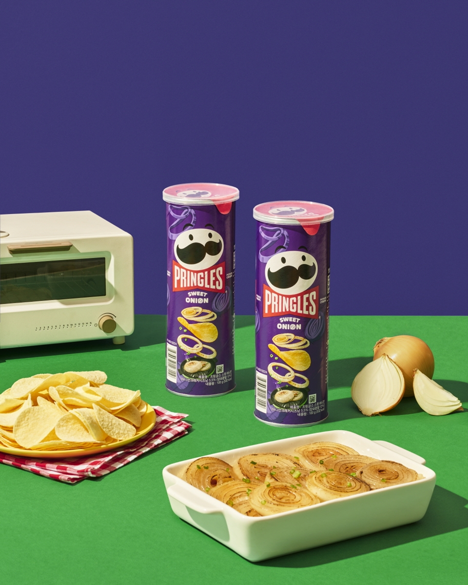 프링글스가 ‘미슐랭 3 스타’ 셰프와 공동 개발한 신제품 ‘스윗 어니언’을 17일 한국 단독 출시한다 (사진=프링글스)
