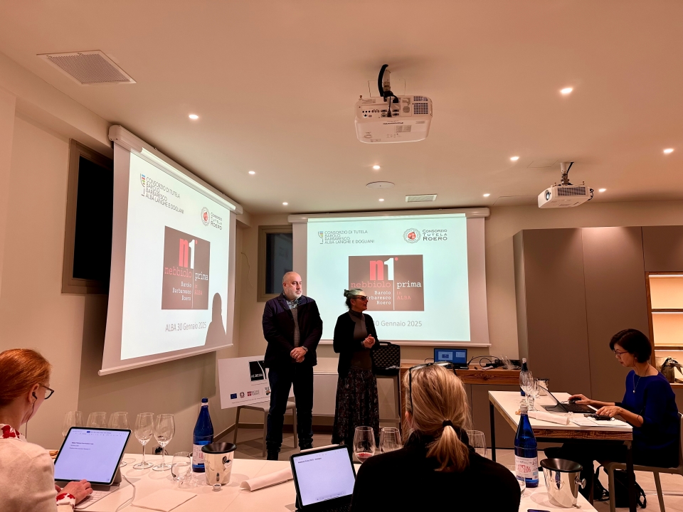 마리나 마르카리노 (우측)알베이사 협회 회장과 세르조 제르마노(좌측) 바롤로 & 바르바레스코 협회 회장이  네비올로 프리마의 개막을 선언하고 있다.