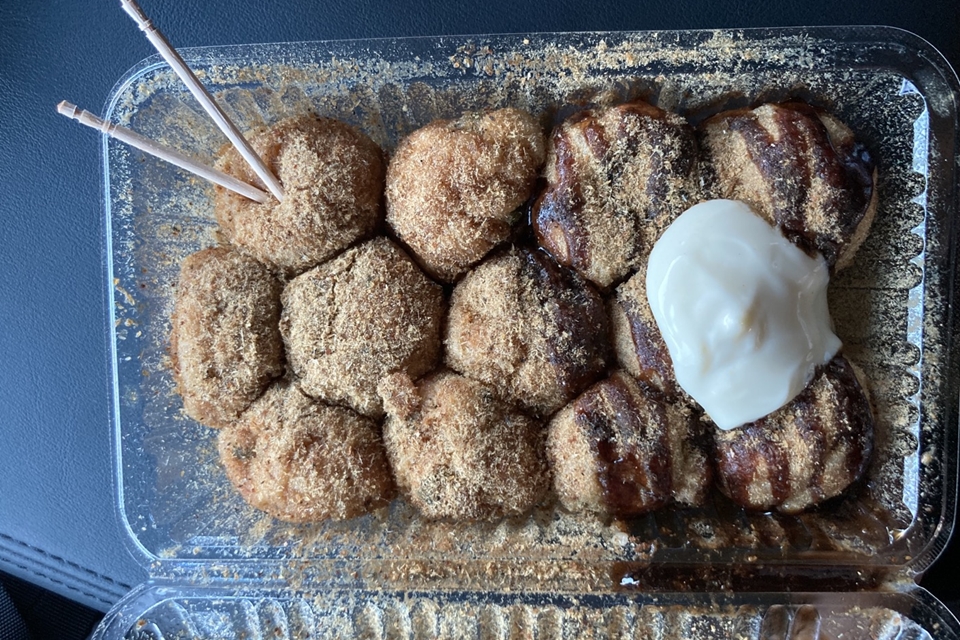 포장도 가능하지만, 갓 구운 타코야끼를 즉석에서 먹는 것이 가장 맛있다.