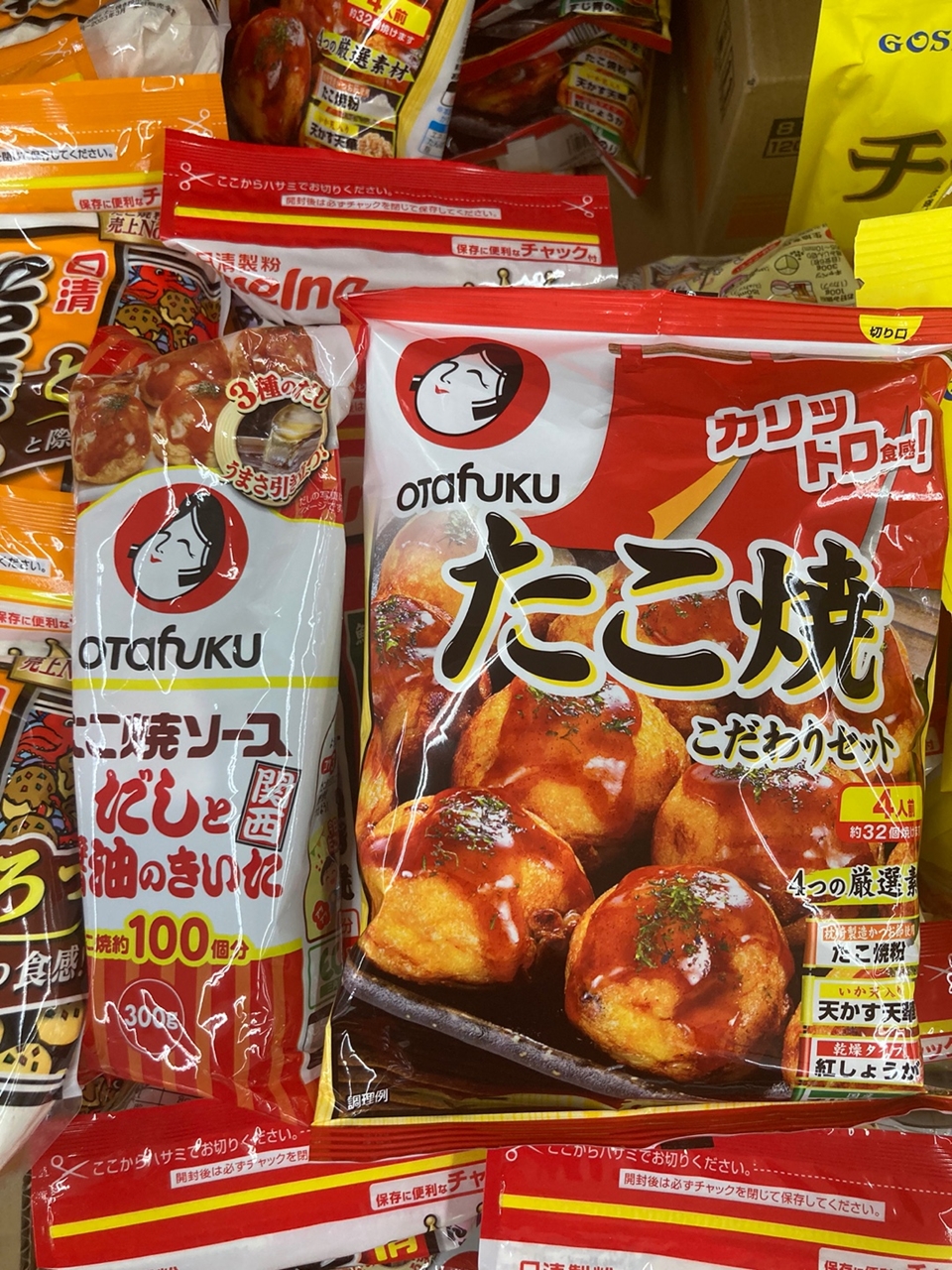 시판(市販) 타코야끼 반죽용 가루와 소스를 이용해, 가정용 타코야끼 기계로 집에서도 타코야끼를 만들 수 있다.