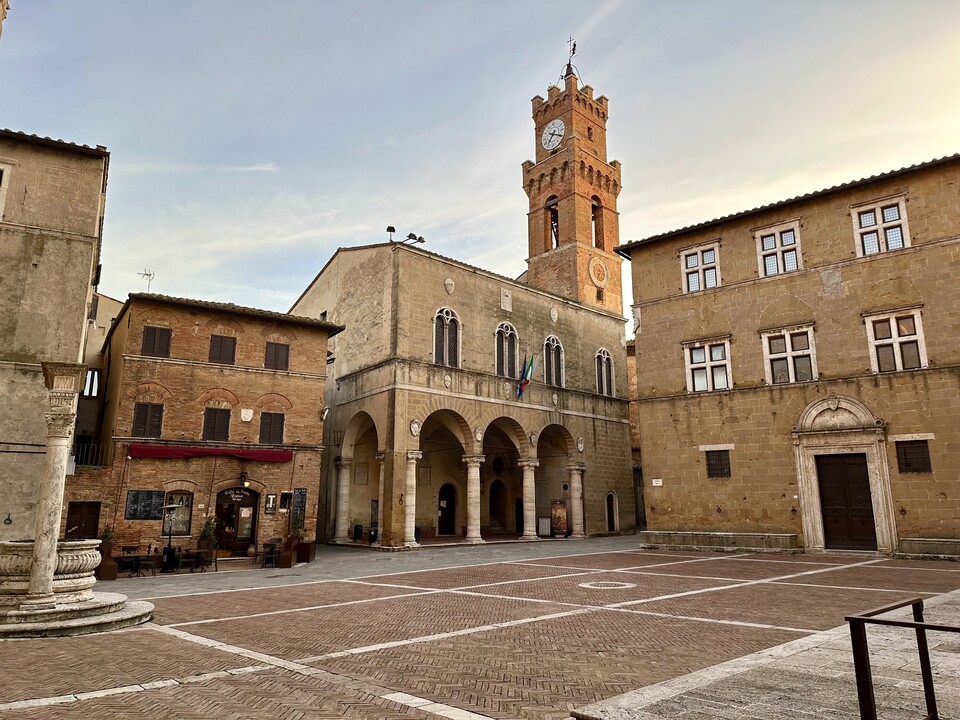 몬테풀차노의 유려한 풍광은 전설적인 영화의 명장면에 살아있다. 사진은 로미오와 줄리엣의 발코니 구애 장면을 촬영한 피엔자 마을