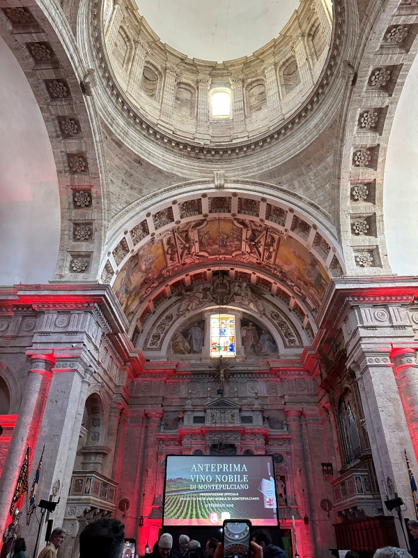 피에베 출범식이 열린 산비아조 피에베 내부 . 16세기 르네상스 건축미를 보여준다