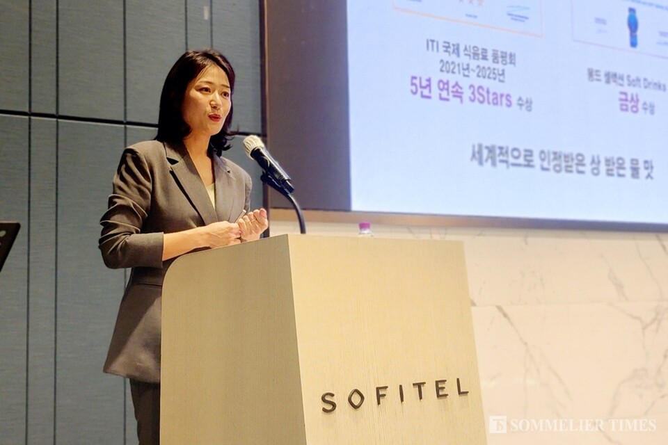 2017년 한국 국가대표 워터소믈리에 경기대회 우승자 이한서 박사가 ‘몽베스트, 새로운 물의 미래를 말하다’를 주제로 세미나를 발표하고 있다.