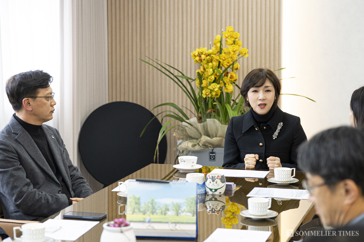 삼일공업고등학교 장성은 교장이 "2025 삼일공업고등학교 협약형 특성화고 컨소시엄 비전선포식"을 기다리며 내빈들과 이야기를 나누고 있다. 