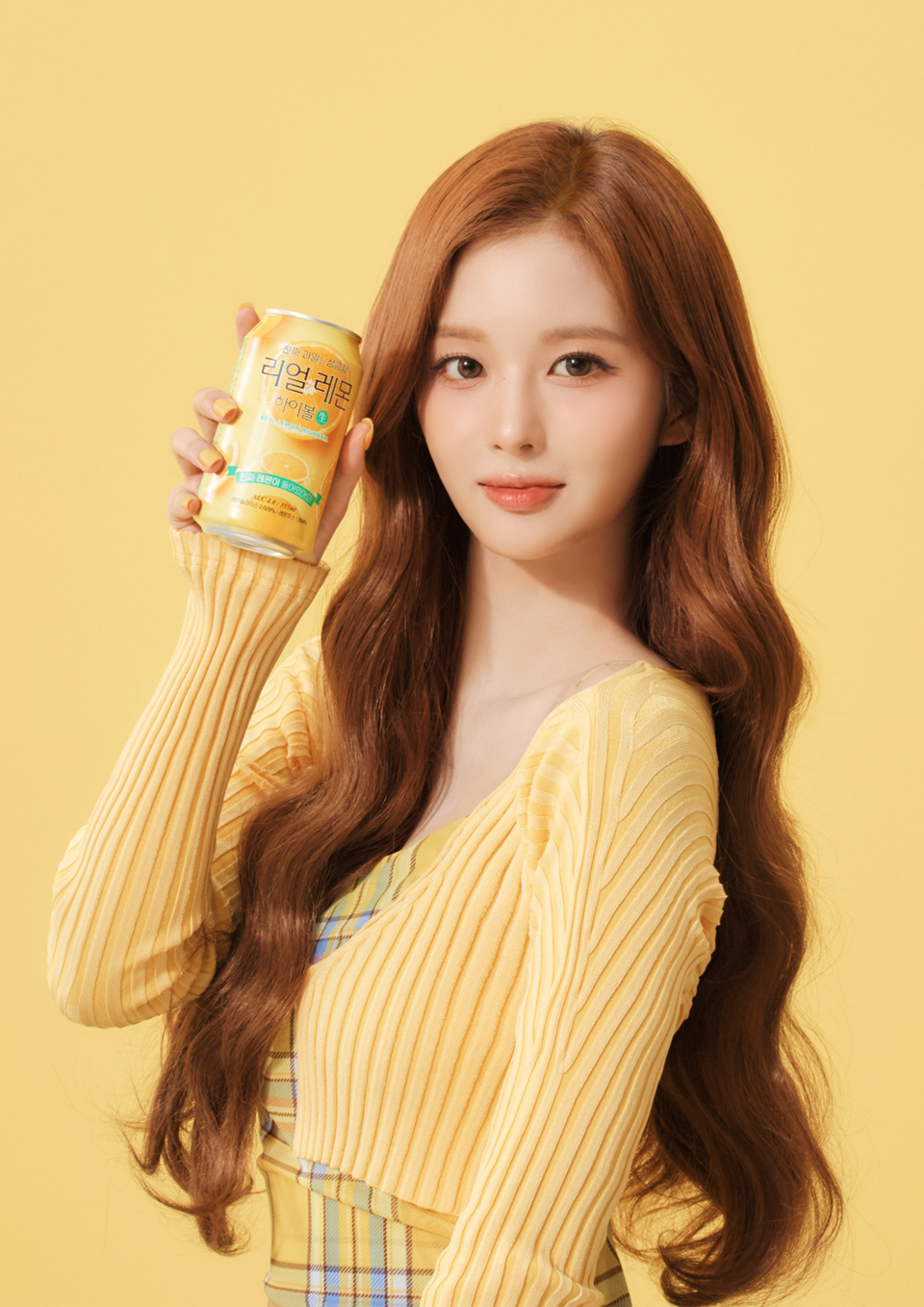 ‘리얼 레몬 하이볼 生’을 들고 있는 엔믹스 설윤 (사진=카브루)