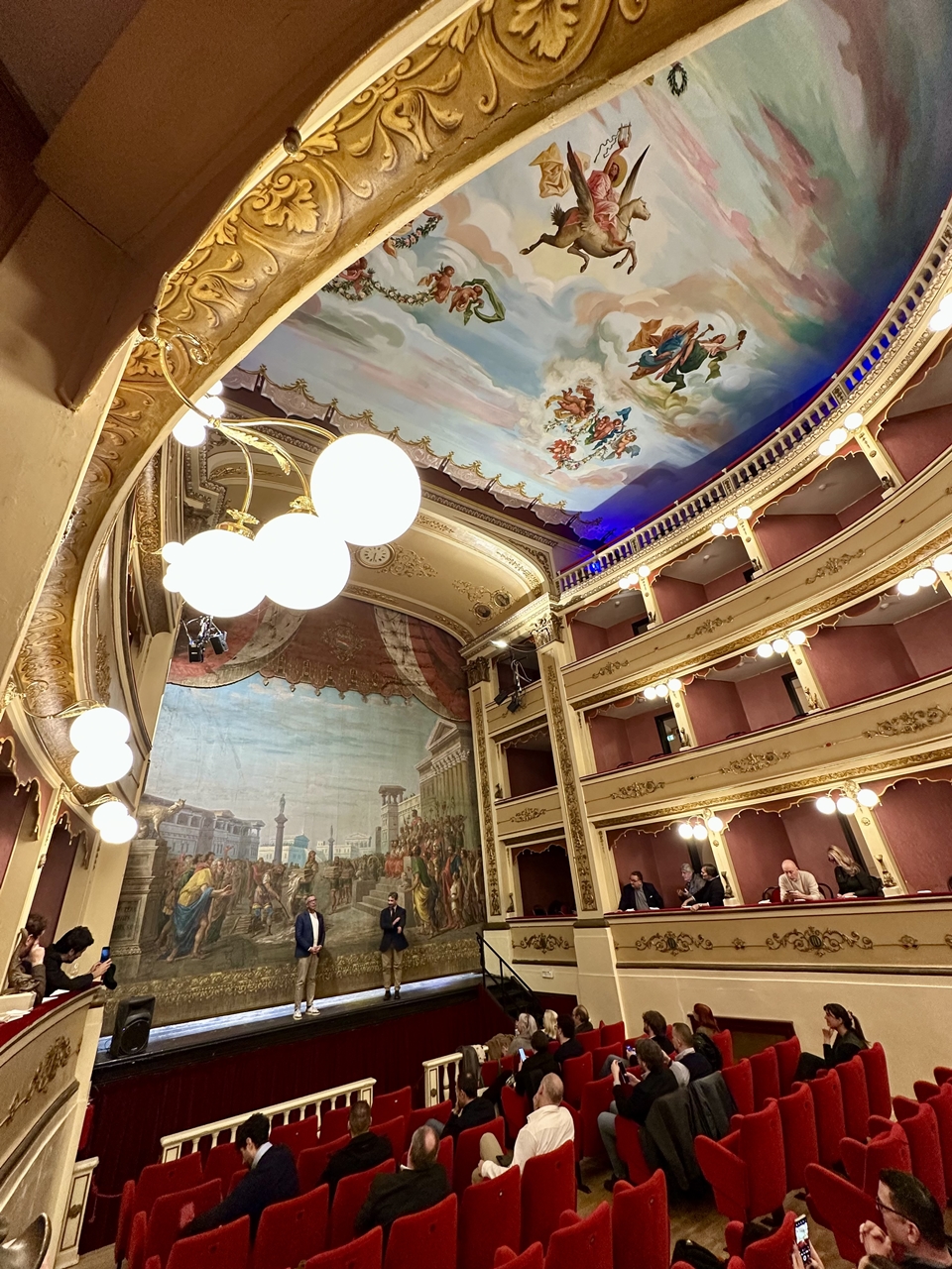 아트리의 명소, 시립극장과 아순타 성당