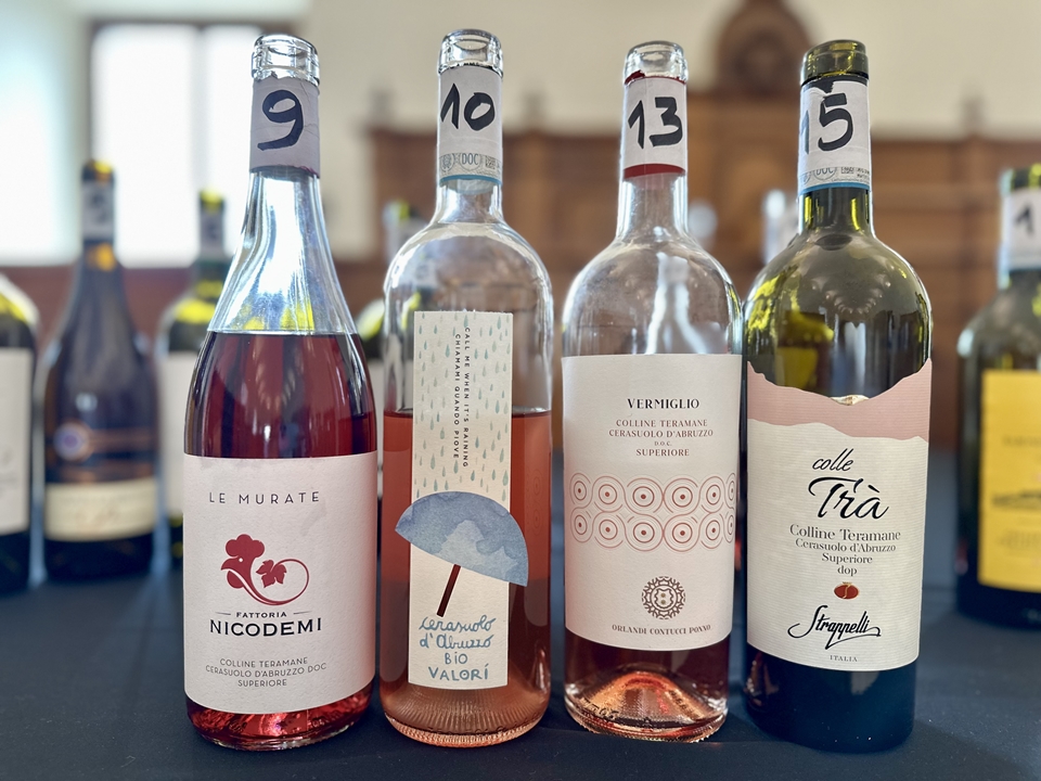 핑크에서 산호색 까지 다채로운 톤을 구사하는 체라수올로 다부르초 로제