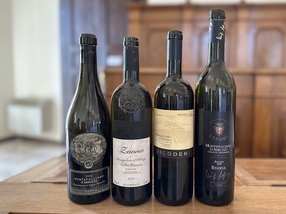 좌에서 우측- 산로렌조 와이너리의 몬테풀차노 다부르초 Doc 리제르바 콜리네 테라마네 에스콜 2002, 일루미나티 와이너리의 몬테풀차노 다부르초 Doc 리제르바 콜리네 테라마네 2000, 니코데미 와이너리의 몬테풀차노 다부르초Doc 리제르바 콜리네 테라마네 1998, 레포레 와이너리의 몬테풀차노 다부르초 Doc 리제르바 콜리네 테라마네 1998