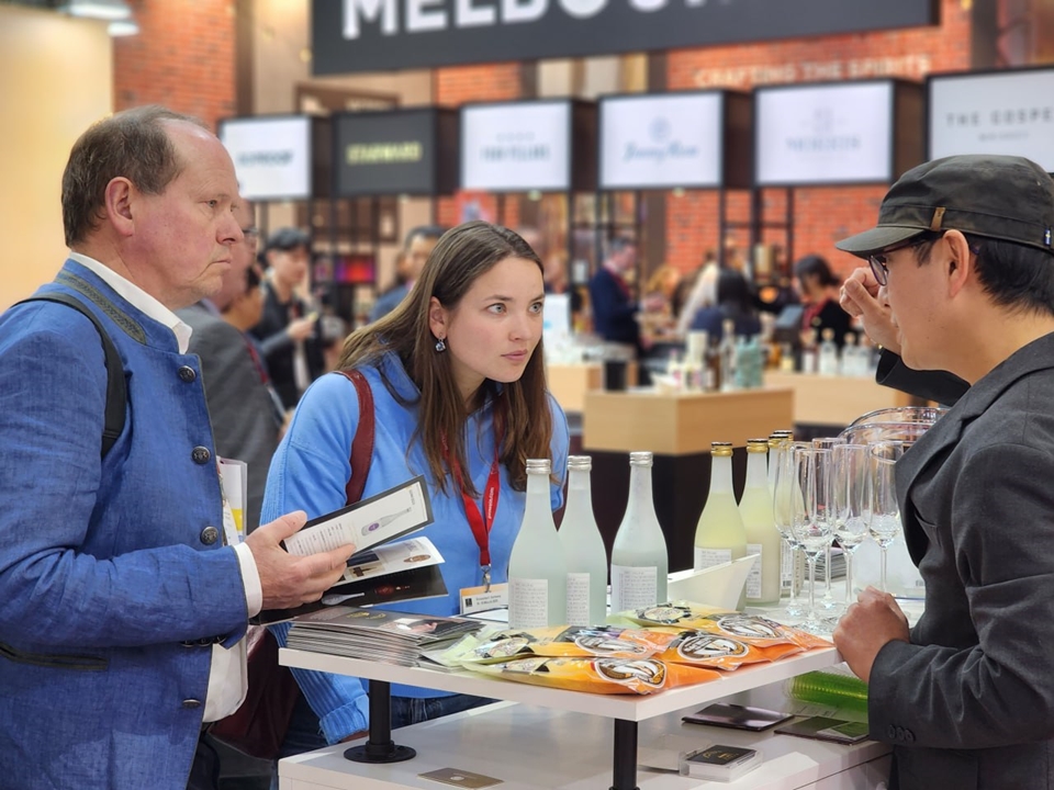 ProWein 2025에서 해외 바이어들과 상담 중인 막걸리수출협의회