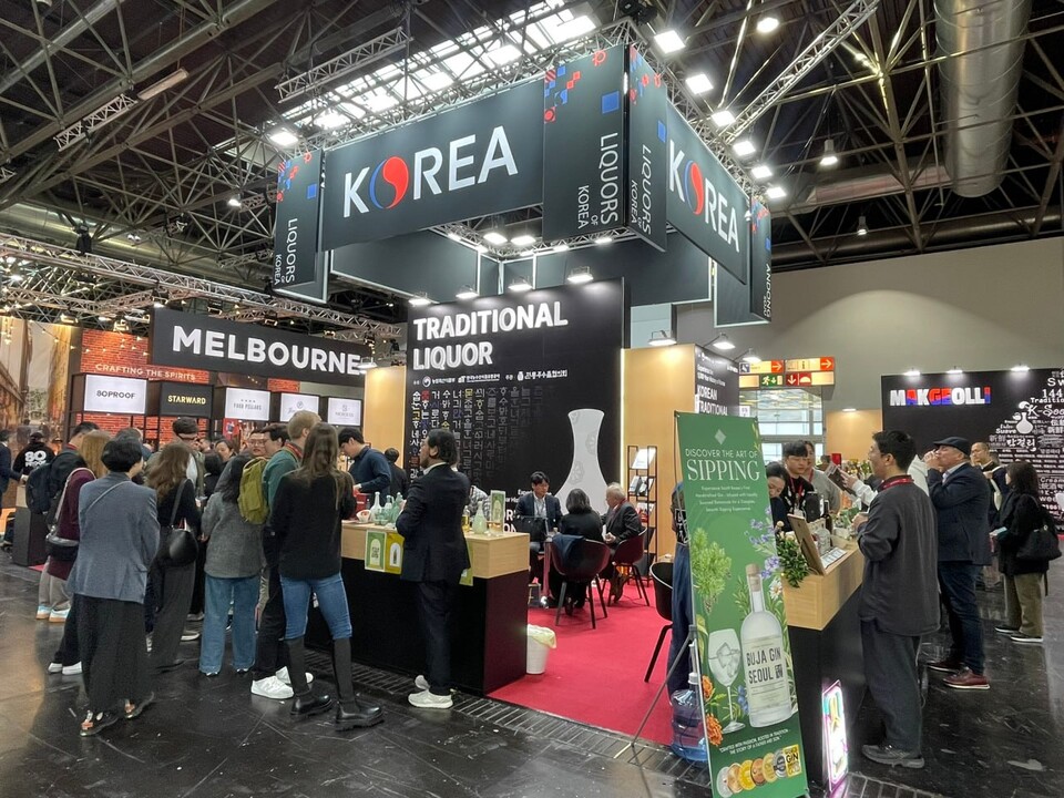 ProWein 2025의 스피릿 투어 프로그램을 통해 안동소주협회 부스를 방문한 글로벌 주류 관계자들