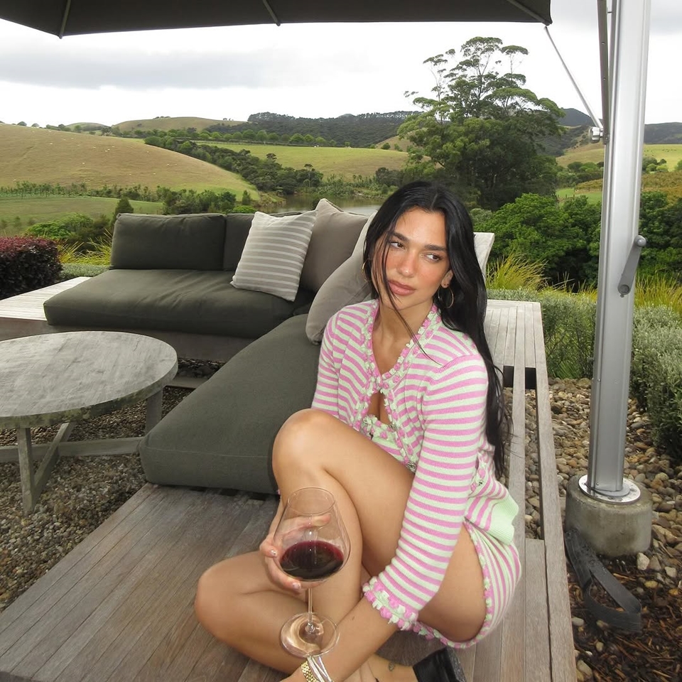 월드투어를 하고 있는 팝스타 두아 리파(Dua Lipa)가 뉴질랜드 오클랜드에 위치한 '더 랜딩(The Landing)' 와이너리를 방문했다. (사진=두아 리파 인스타그램)