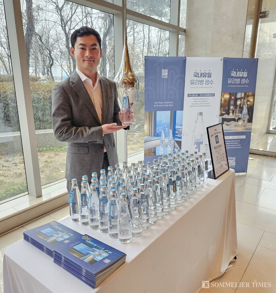 4월 5일 식목일을 맞아 진행된 환경 보호 이벤트에서는 국내 최고급 프리미엄 워터 ‘지리산 1915’가 제공됐으며, 김하늘 국가대표 워터소믈리에가 이벤트관에서 물을 직접 교환해 주며, 지리산 1915에 대한 설명을 진행했다