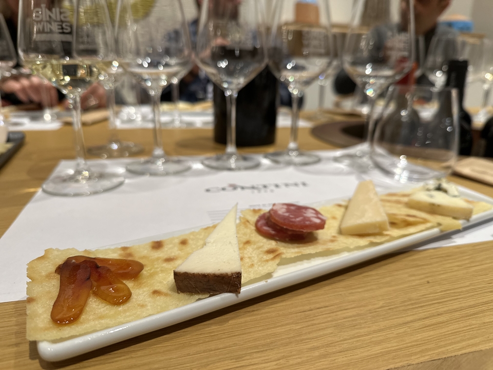 시니스 와인과 따라다니는  페어링 음식들.  보타르가 어란, 페코리노 치즈, 카라사우 사르데냐 빵
