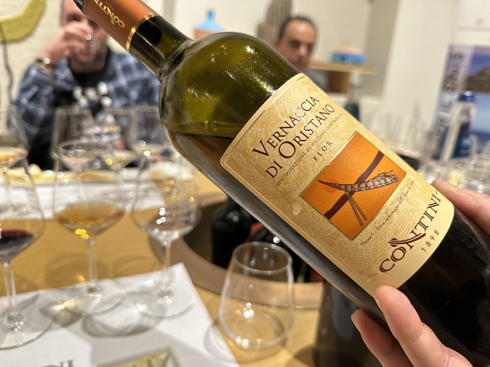 콘티니 로고 N글자 위에 비스듬히 얹혀있는 선은 파소네 낚시 배를 상징한다. 초보자용 낚싯배인 점을 감안해 초심으로 와인을 만들겠다는 의지다. 콘티니는 라벨 디자인을 정할 때 지역상징물에서 착상을 얻는다. 지간티 Giganti 라벨은 거인 조각상을 본 딴 것이다