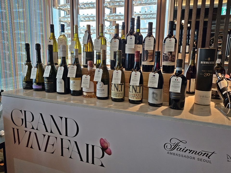국내 와인 수입사 BK 트레이딩이 페어몬트 앰배서더 서울 29층 마리포사(Mariposa) M29에서 열린 ‘그랜드 와인 페어(GRAND WINE FAIR)’에 참가하여 다양한 와인을 참석자들에게 선보였다